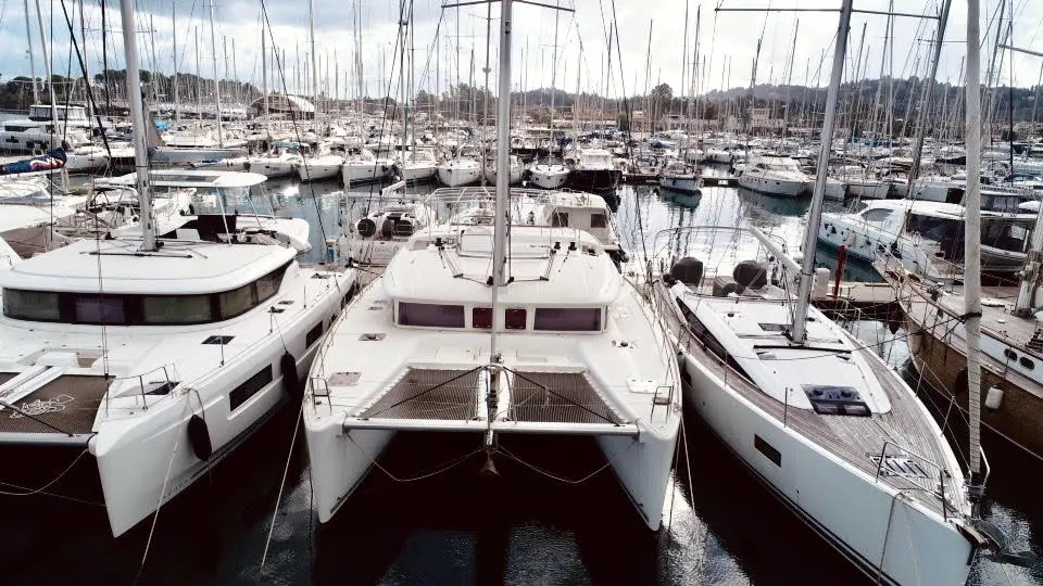 Lagoon 450 2011, photo 1 of 7